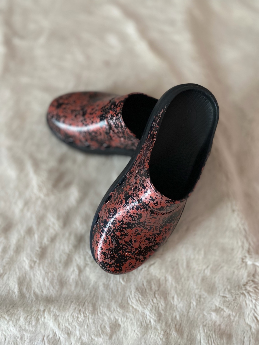 OOFOS women’s OOcloog pink/black splash colorway clogs